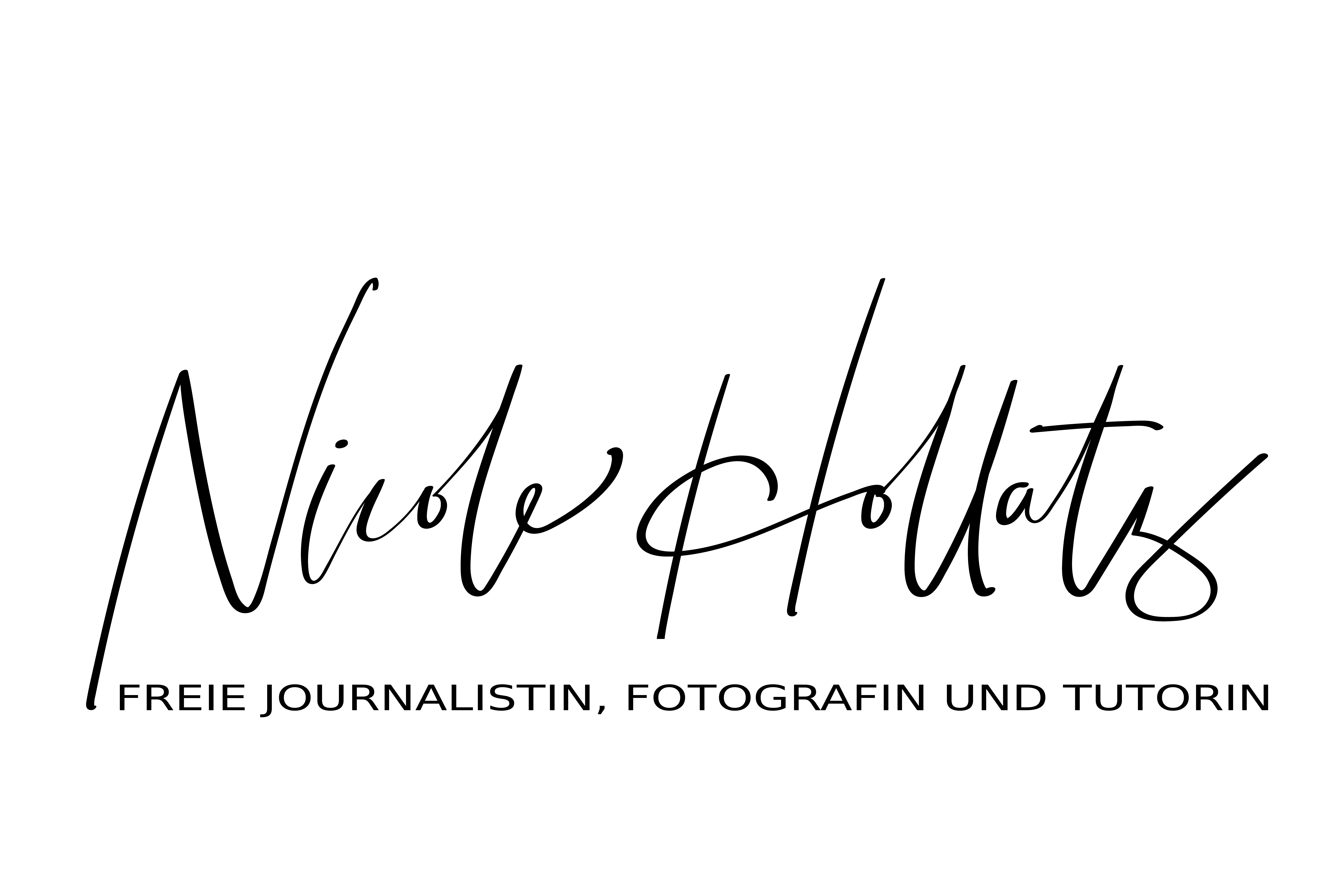 Auf dem Logo des Journalistenbüro Hollatz aus Wismar ist Nicole Hollatz mit Handschrift geschrieben, darunter un Druckschrift Freie Journalistein, Fotografin und Tutorin